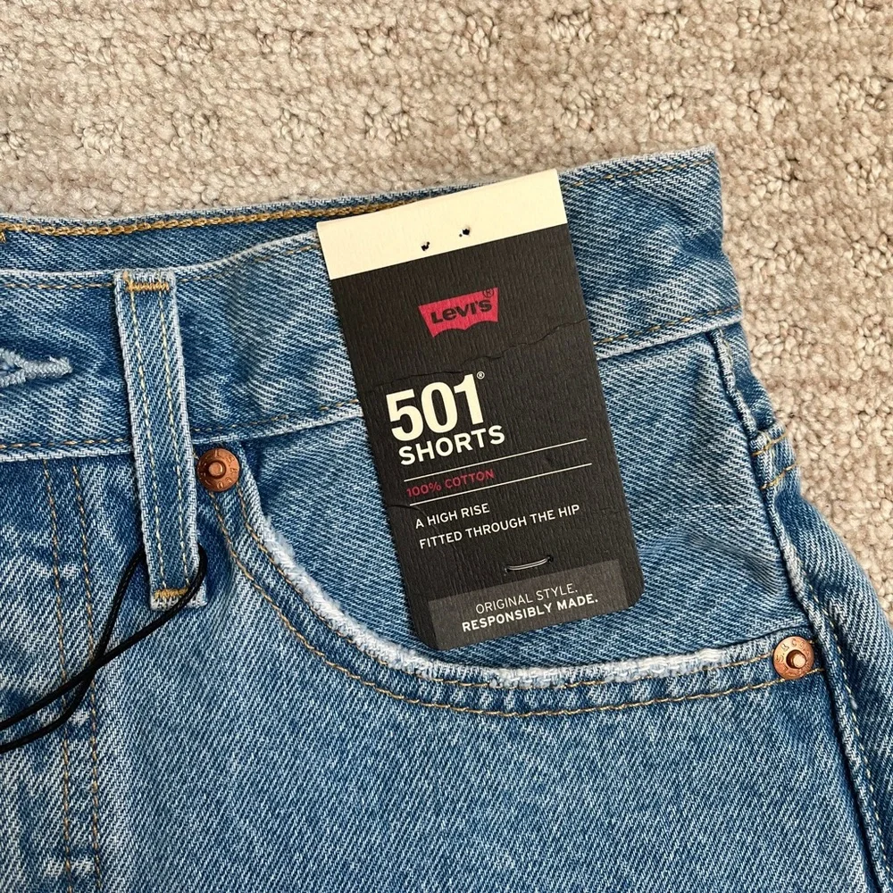 NWT Levi’s 501 Original Cutoff Denim Short, Size 24, Ojai Light Stone - Picture 3 of 10